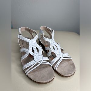 Women's Baretraps White Sandals Size 9,5 Takara Strappy.       (L56)